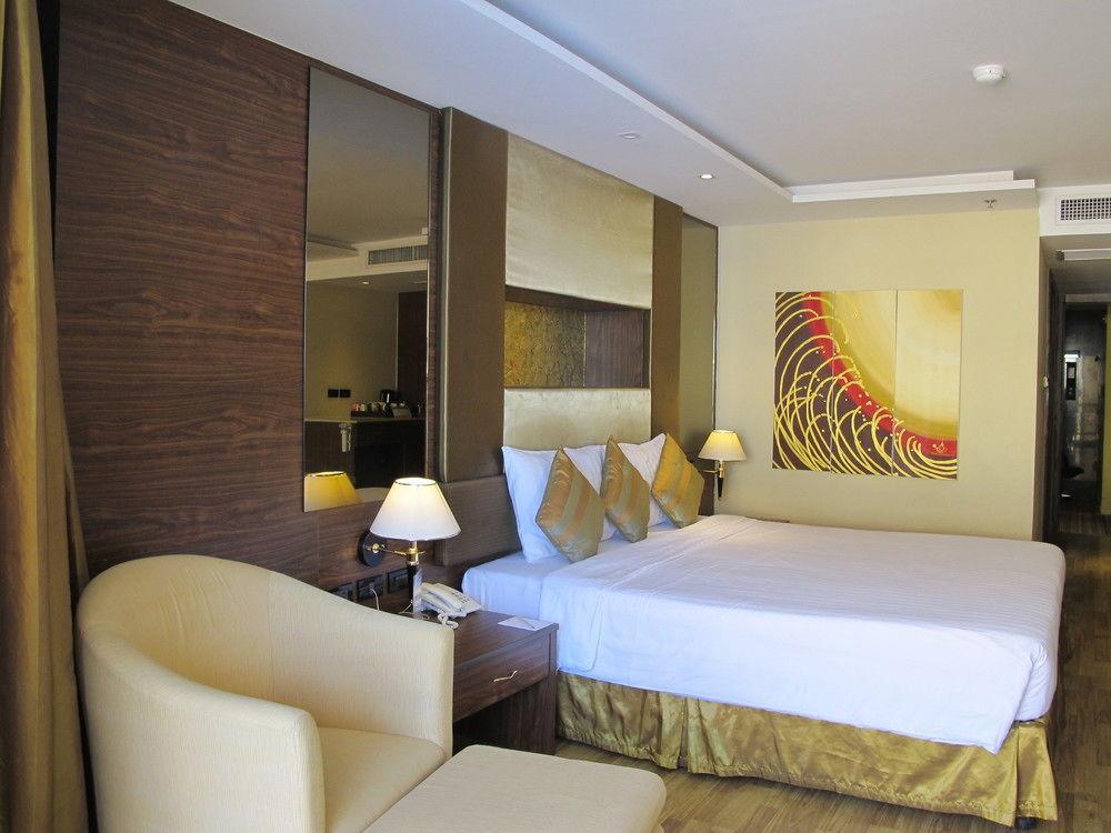 Nova Gold Hotel Pattaya Buitenkant foto
